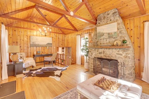 Trails, Wine and Events! Cuyahoga Falls Retreat House in Cuyahoga Falls