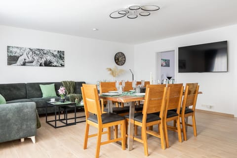 Communal lounge/ TV room, TV and multimedia, Living room, Dining area, Evening entertainment