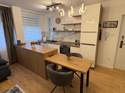 Coffee/tea facilities, Kitchen or kitchenette, Dining area, oven, stove, toaster