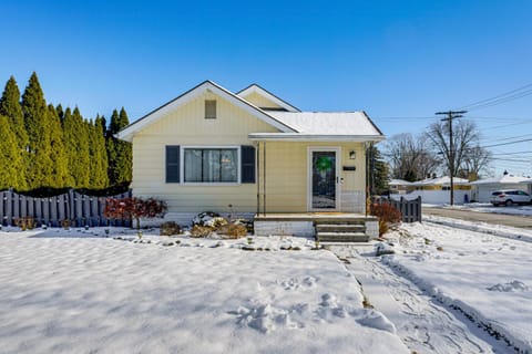 Clawson Home with Garage Walk to Stores and Dining House in Clawson