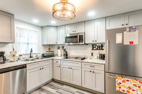 3 Mi to Historic Dtwn Waycross Pet-Friendly Home House in Waycross