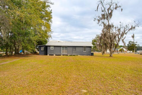 3 Mi to Historic Dtwn Waycross Pet-Friendly Home House in Waycross