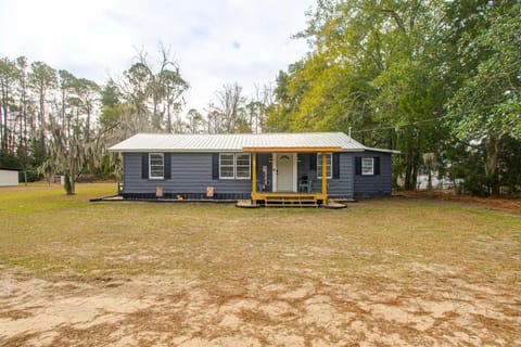3 Mi to Historic Dtwn Waycross Pet-Friendly Home House in Waycross