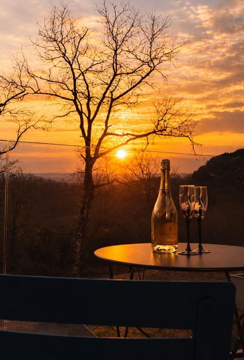 Natural landscape, Food and drinks, Dining area, Drinks, Alcoholic drinks, Sunset