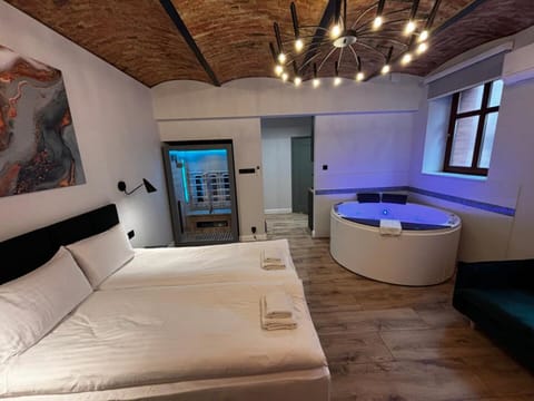 Bed, Hot Tub, Sauna