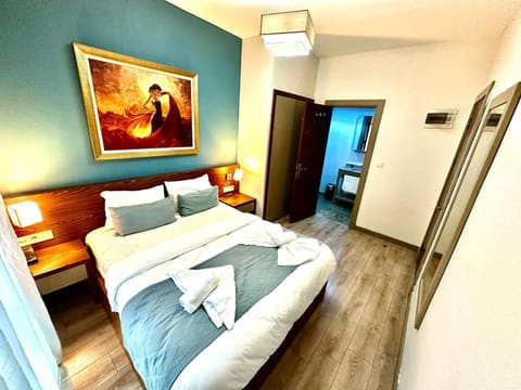 Bed, TV and multimedia, Photo of the whole room, Bedroom, towels, wardrobe, air conditioner