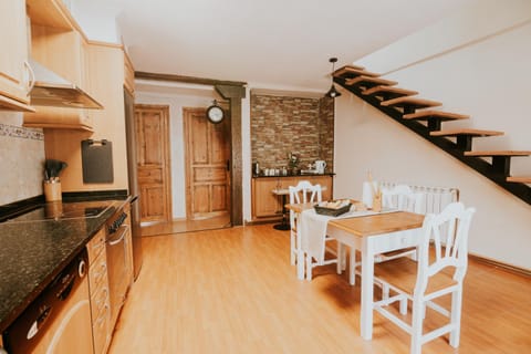Kitchen or kitchenette, Dining area, pet friendly, stove