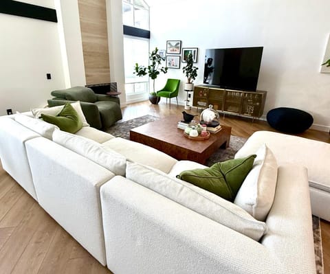 Communal lounge/ TV room, TV and multimedia, Living room, Seating area, Evening entertainment