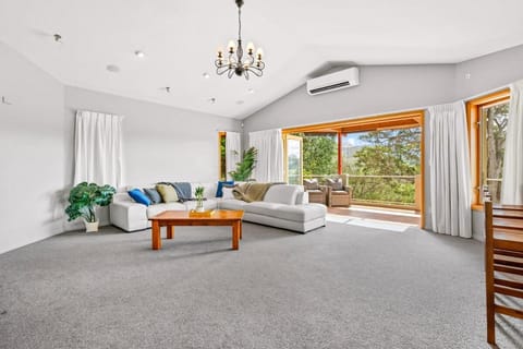 Stylish Group Getaway with views! Hot tub, Games Room House in Whangārei