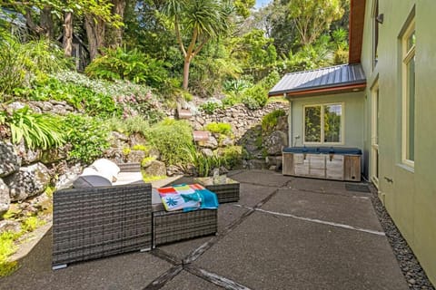 Stylish Group Getaway with views! Hot tub, Games Room House in Whangārei