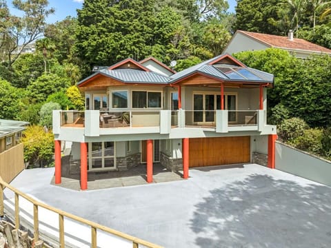 Stylish Group Getaway with views! Hot tub, Games Room House in Whangārei