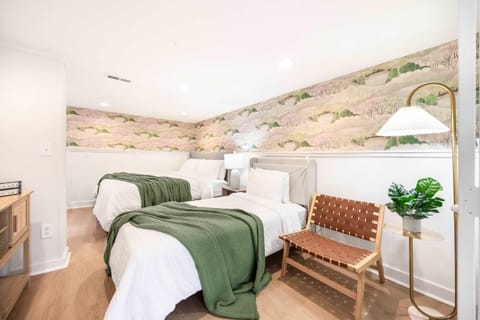 Serene Japanese Retreat w Sauna & Hot Tub Escape House in Seattle