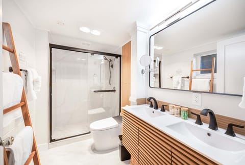 Serene Japanese Retreat w Sauna & Hot Tub Escape House in Seattle