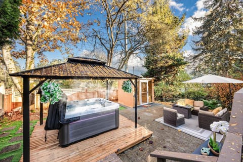 Serene Japanese Retreat w Sauna & Hot Tub Escape House in Seattle