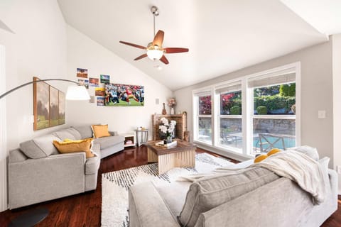 Stylish 4BR retreat with pool & year-round hot tub House in Tacoma