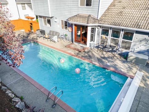 Stylish 4BR retreat with pool & year-round hot tub House in Tacoma