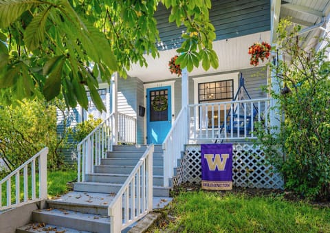 Property building, Facade/entrance, Garden, Balcony/Terrace