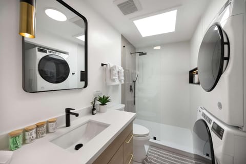 Brand New 2BR Condo in Queen Anne Walk to Space Needle Apartment in South Lake Union