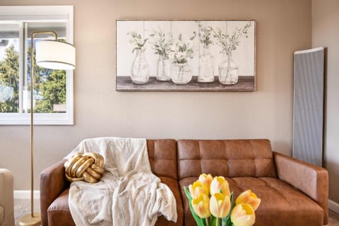 Modern 2BR2BA Kirkland Home Walk to Beach Park Apartment in Kirkland