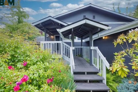 Modern 2BR2BA Kirkland Home Walk to Beach Park Apartment in Kirkland