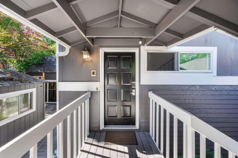 Modern 2BR2BA Kirkland Home Walk to Beach Park Apartment in Kirkland