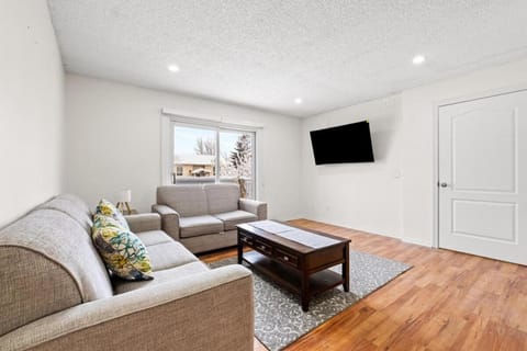Communal lounge/ TV room, TV and multimedia, Living room, Seating area, Evening entertainment