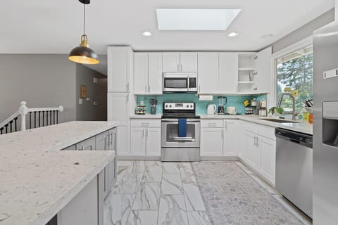 Chic Kirkland Home Overlooking Windsor Vista Park House in Kirkland