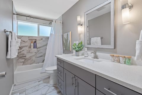 Chic Kirkland Home Overlooking Windsor Vista Park House in Kirkland