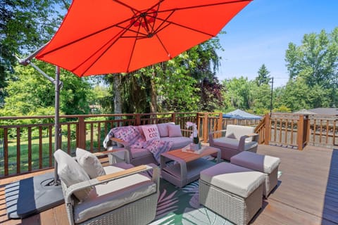 Chic Kirkland Home Overlooking Windsor Vista Park House in Kirkland