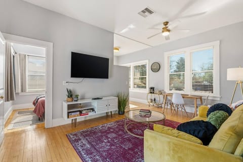 TV and multimedia, Living room, Seating area, internet