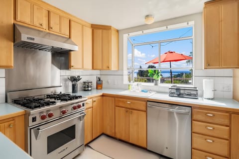 Modern Queen Anne Home with Stunning Water Views House in Queen Anne