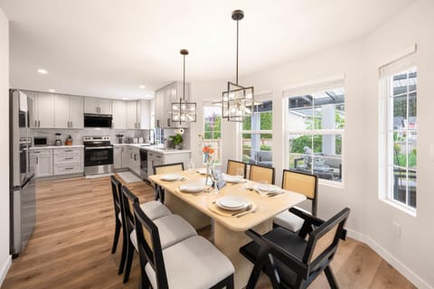 Newly Remodeled Hilltop 4B Retreat with Gym House in Renton