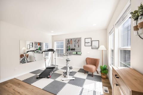 Newly Remodeled Hilltop 4B Retreat with Gym House in Renton