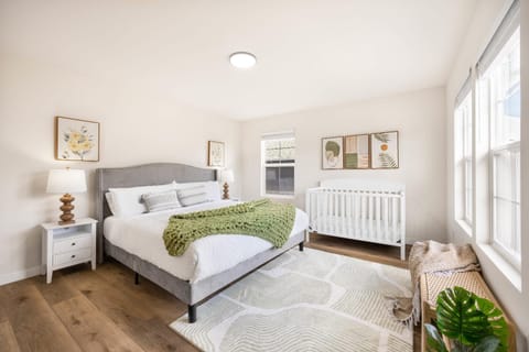 Newly Remodeled Hilltop 4B Retreat with Gym House in Renton