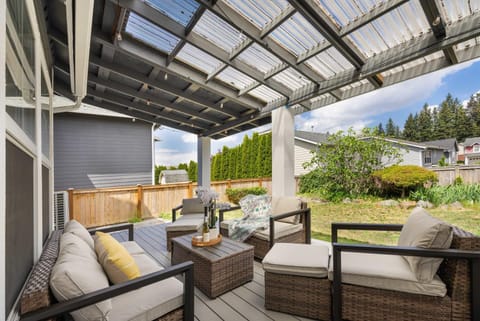 Newly Remodeled Hilltop 4B Retreat with Gym House in Renton