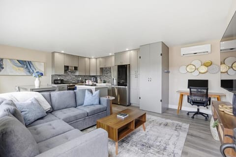 TV and multimedia, Kitchen or kitchenette, Living room, Seating area, Dining area, air conditioner