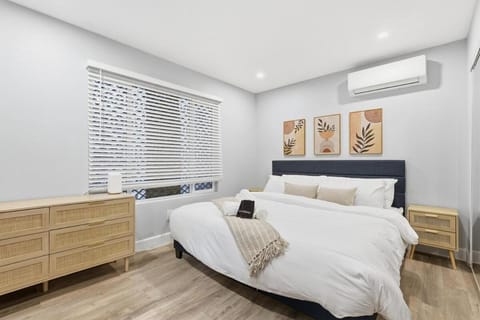 Bed, Photo of the whole room, Decorative detail, Seating area, Bedroom