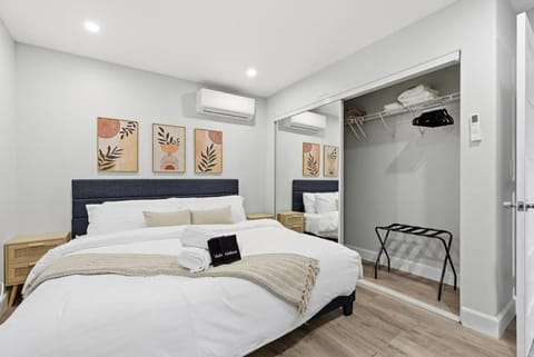 Bed, Photo of the whole room, Decorative detail, Bedroom, air conditioner