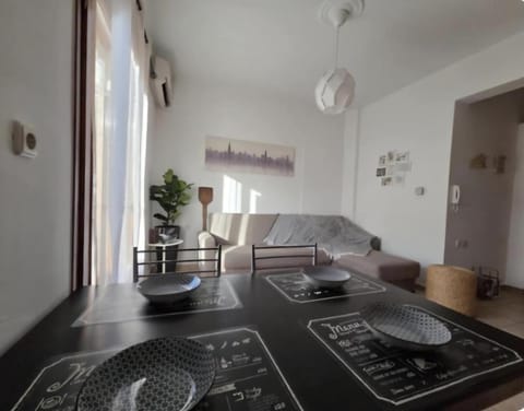 Kitchen or kitchenette, Living room, Seating area, Dining area, stove