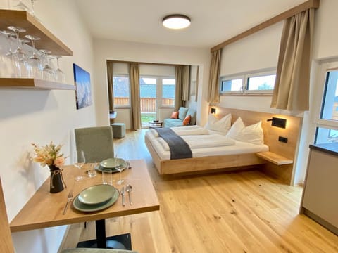 Bed, Living room, Photo of the whole room, Seating area, Dining area, Bedroom