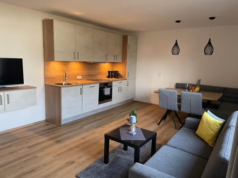 TV and multimedia, Kitchen or kitchenette, Living room, Seating area, Dining area, stove