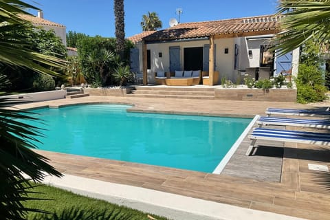 Property building, Garden, Garden view, Pool view, Swimming pool