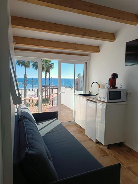 View (from property/room), Kitchen or kitchenette, Living room, Dining area, Sea view, minibar