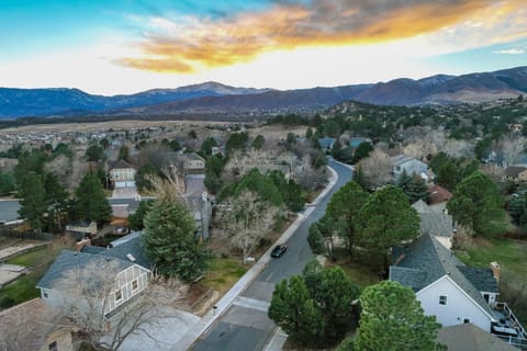 Spacious Rockrimmon Getaway - Sleeps 14 - GameRoom House in Colorado Springs