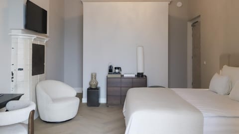 Bed, TV and multimedia, Seating area, Bedroom