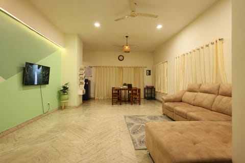 Communal lounge/ TV room, TV and multimedia, Living room, Evening entertainment