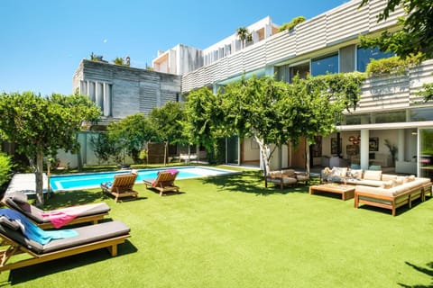 Property building, Garden, Garden, Swimming pool, Swimming pool, sunbed