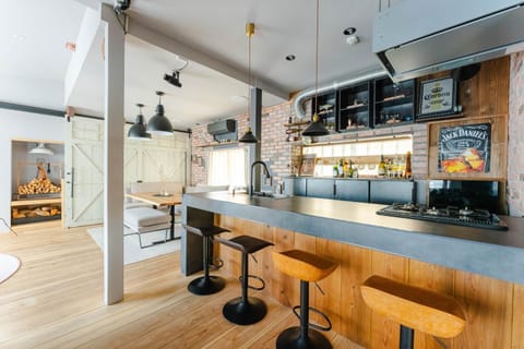 Kitchen or kitchenette, minibar, stove
