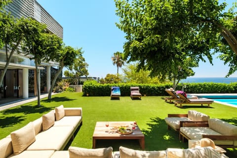 Property building, Garden, Garden, Seating area, Swimming pool, sunbed