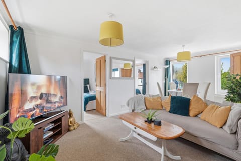 TV and multimedia, Living room, Photo of the whole room, Seating area, Dining area